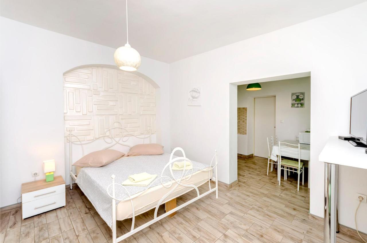 Apartments And Room Take It Easy Tribunj  Bagian luar foto