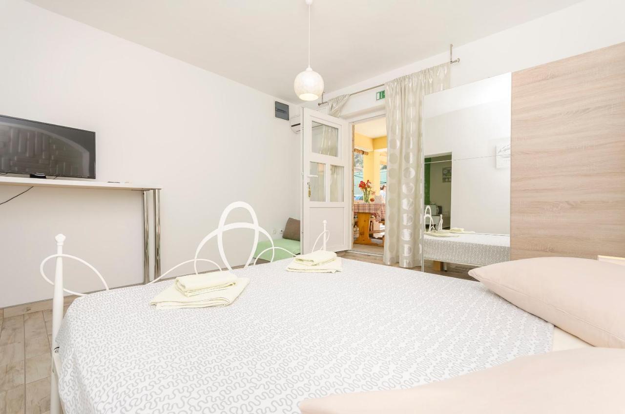 Apartments And Room Take It Easy Tribunj  Bagian luar foto